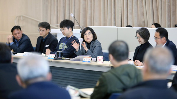 ▲ '지속가능한 도시 실천을 위한 분야별 세미나' 회의서 발언하는 김보라 안성시장.