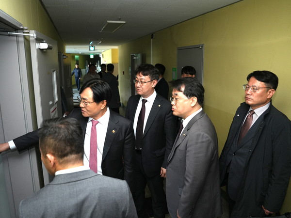 ▲ 박용철 강화군수, 고교 기숙사 화재 현장 긴급 점검 모습.