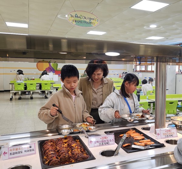 ▲ 학교급식 특별점검 및 자율선택급식 운영 현장 방문 모습.