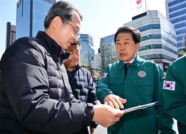 ▲ 지반침하(싱크홀) 우려가 제기된 서울 지하철 2호선 시청역 8번 출구 인근 현장을 방문한 김용호 시의원(오른쪽)이 상황을 점검하고 있다.