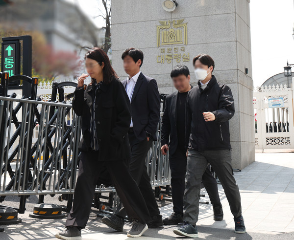 ▲ 대통령실 압수수색을 시도중인 경찰 비상계엄 특별수사단이 16일 서울 용산 대통령실 청사 민원실 출입구를 나오고 있다.  /뉴시스