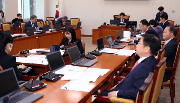 ▲ 문진석 국토교통위원회 교통법안심사소위원장이 15일 오전 서울 여의도 국회에서 열린 제1차 교통법안심사소위원회 회의에서 회의를 주재하고 있다. /뉴시스
