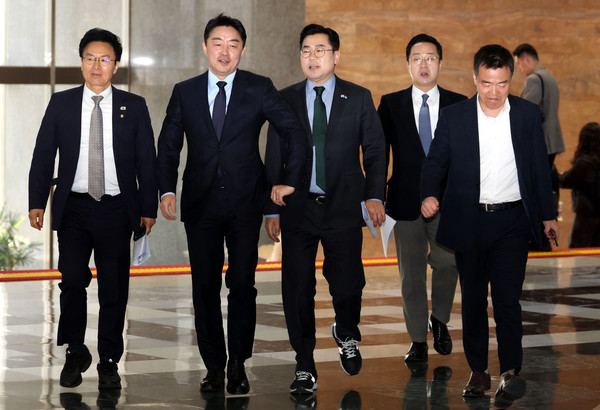 ▲ 비공개 의원총회 참석하는 박찬대 당 대표 직무대행. /뉴시스