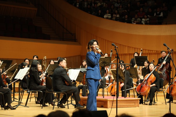 ▲ 아이수루 의원이 수교33주년 기념콘서트 '컬러오브아시아'에 참석해 인사말을 하고 있다.
