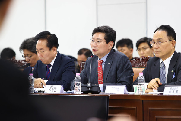 ▲ 2024년 12월 12일 이상일 용인특례시장이 국토교통부 세종청사 대회의실서 열린 '제7차 국가산단 범정부 추진지원단 회의'에서 '용인 첨단시스템반도체 국가산업단지' 성공을 위한 의견을 제안하고 있다.