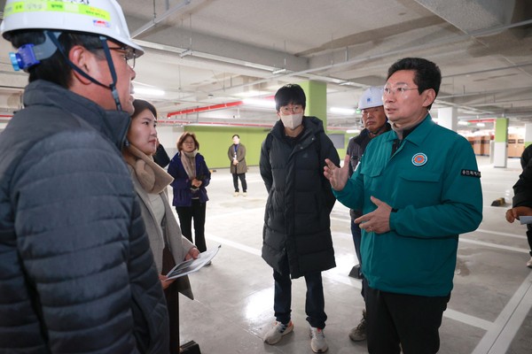 ▲ 이상일 용인특례시장이 지난해 12월 3일 양지면 경남아너스빌 디센트 건설현장을 찾아 현장소장에게 철저한 하자 보수를 당부하고 있는 모습.