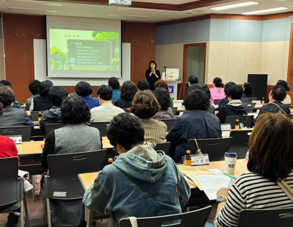 ▲ 스마트경로당에서 재활용 교육이 진행되고 있다.