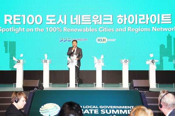 ▲ 김경일 파주시장이 '2025 이클레이 세계지방정부 기후총회'에서 선언문을 발표하고 있다.