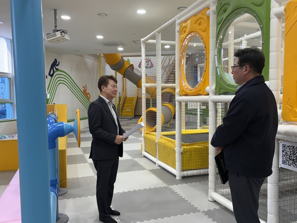 ▲ 김재헌 의원 경기도 가평군 '어린이음악놀이터' 방문 모습.
