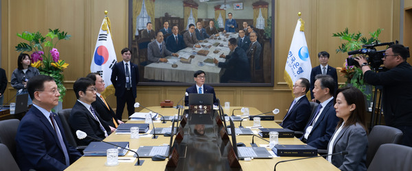 ▲ 한국은행 금융통화위원회는 17일 오전 서울 중구 한은 본부에서 4월 통화정책방향 회의를 열고 기준금리를 2.75%로 유지했다. /뉴시스