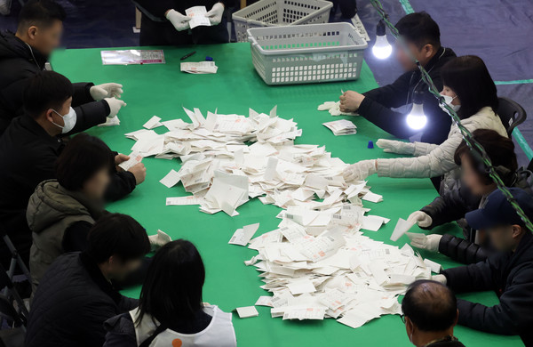 ▲ 부산교육감 재선거 투표일인 지난 2일 부산 남구 국립부경대학교 체육관에서 관계자들이 개표작업을 하고 있는 모습. /뉴시스