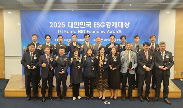 ▲ 경기도 '2025 대한민국 ESG경제대상' 종합대상 수상 모습.