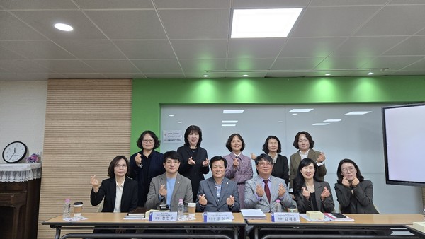 ▲ 여성인력개발센터 정책 논의 현장 정담회 참석자들 기념촬영 모습.