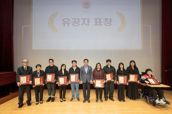 ▲ 장애인의 날 기념 유공자와 기념촬영 중인 이기재 양천구청장.