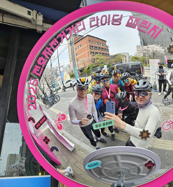 ▲ 2025 천호자전거거리 벚꽃 라이딩 챌린지 참여자 인증샷.