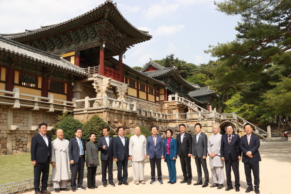 ▲ 2025 APEC 정상회의 지원 특별위원회 위원들과 주낙영 경주시장과 함께 18일 경주 불국사를 답사한 후 기념촬영을 하고 있다.