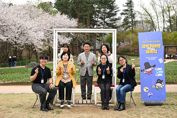 ▲ 김동근 시장이 ‘시민 홍보대사 행복기자단’을 위촉한 뒤 함께 기념사진을 찍고 있다.