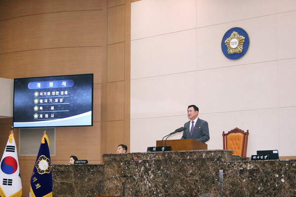 ▲ 이천시의회 제253회 임시회를 진행하고 있는 박명서 의장.