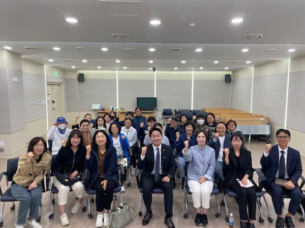 ▲ 파주시의회 발달장애인 간담회 참석자들 기념촬영 모습.