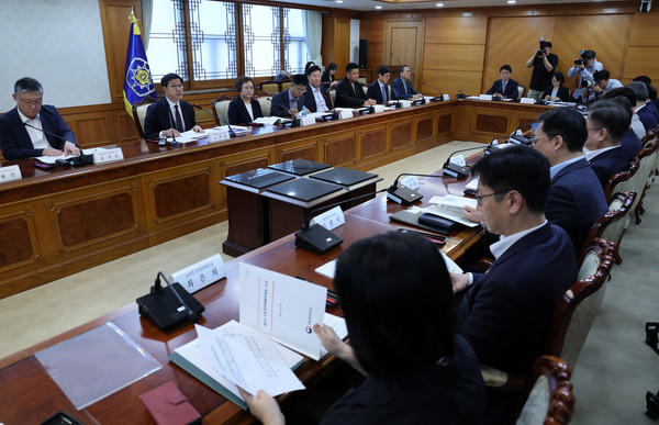 ▲  노연홍 의료개혁특별위원회 위원장이 지난해 8월 30일 오전 서울 종로구 정부서울청사에서 제6차 의료개혁특위 회의를 하고 있다. /뉴시스