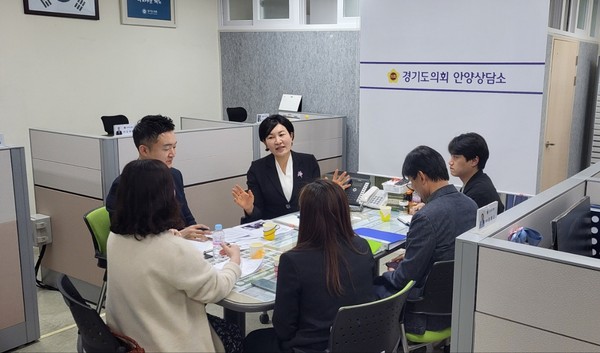 ▲ 이채명 의원, 경기도청 평생교육과 관계자 및 학력인정 평생교육시설 학부모들과 함께 간담회 가지는 모습.