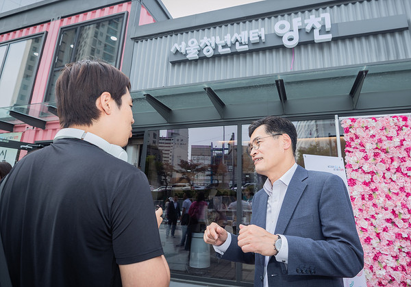 ▲ 서울청년센터 양천에서 청년과 대화하는 이기재구청장.