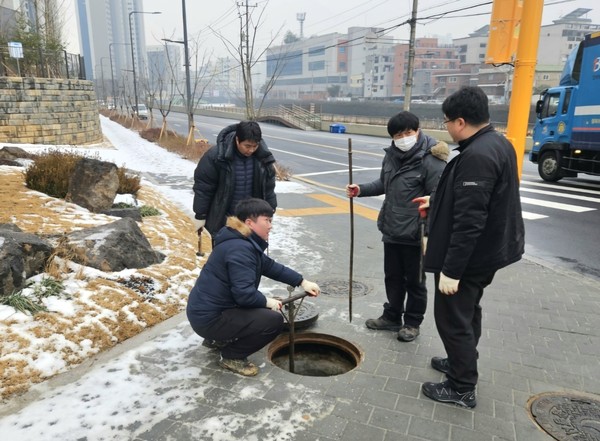 ▲ 상수도관망 밸브를 점검하고 있는 모습.