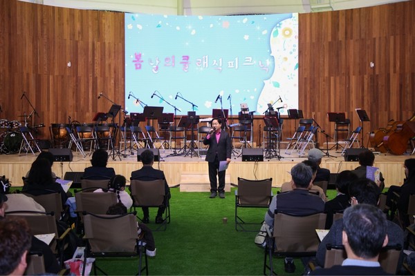 ▲ 주광덕 남양주시장이 '봄날의 클래식 피크닉'에 참석해 인사말을 하고 있다.