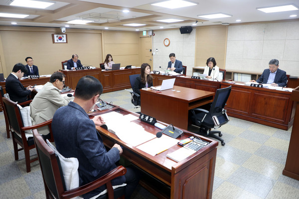 ▲ 수원특례시의회 도시미래위원회 안건 심사 진행 모습.