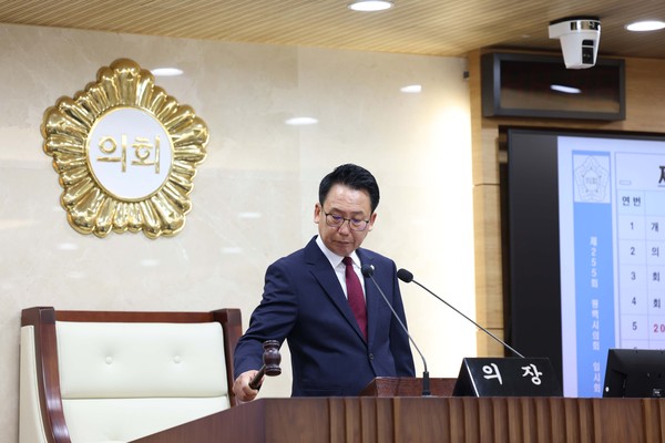 ▲ 제255회 임시회에서 의사봉 타봉하는 강정구 의장.