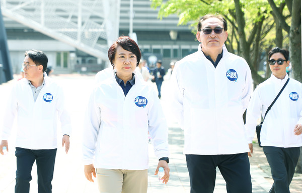 ▲ 이혜숙 의장(왼쪽) '제63회 스포츠주간 기념 오·운·완 액티브 페스타 개회식' 참석 모습.