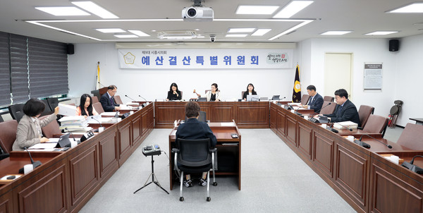 ▲ 시흥시의회 예산결산특별위원회 종합심사 실시 모습.