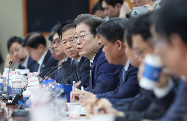 ▲ 이재명 제21대 대통령 선거 더불어민주당 경선 후보가 21일 서울 여의도 금융투자협회에서 열린 자본시장 활성화를 위한 정책간담회에서 인사말을 하고 있다. /뉴시스