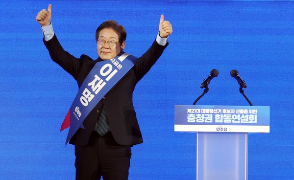 ▲ 지지자들에게 인사하는 이재명 후보. /뉴시스
