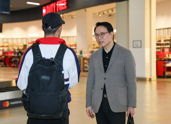 ▲ 알마티 공항에서 우연히 만난 카자흐스탄 학생, 아주대에서 공부했던 능통한 한국어 실력으로 임 교육감을 맞이했다.