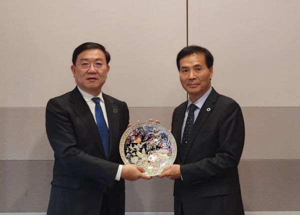 ▲ 왼쪽부터 왕 펑 차오 청두시장, 황효진 글로벌도시정무부시장.