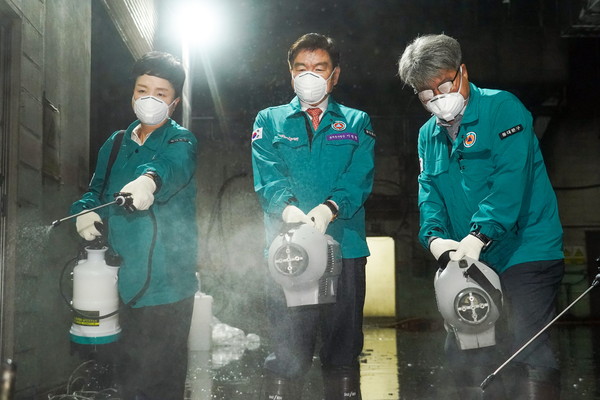 ▲ 이필형 동대문구청장(사진 가운데)과 직원들이 동대문환경자원센터 내 방역을 실시하고 있다.