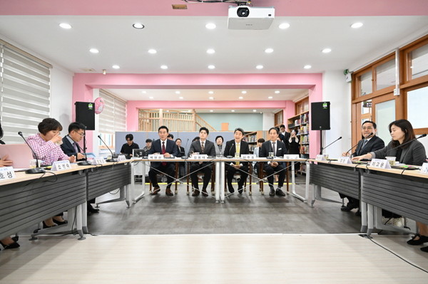 ▲ 포천 정교초등학교 교직원 및 학부모들과의 '다문화 교육' 관련 간담회 개최 모습.