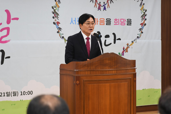 ▲ 강화군장애인복지관 제45회 장애인의 날 기념행사에서 축하 전하는 박용철 군수.