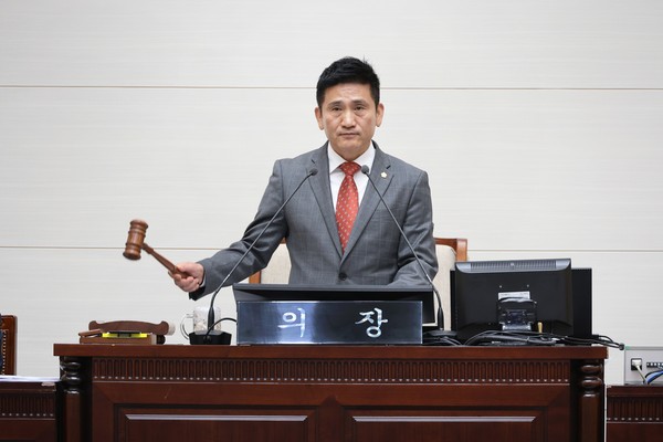 ▲ 제297회 임시회 개회식에서 타봉 중인 김성철 의장.