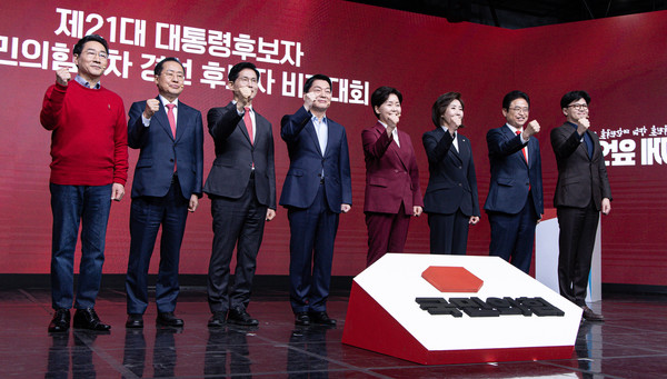 ▲ '제21대 대통령후보자 국민의힘 1차 경선 후보자 비전대회' 에 참석한 후보들이 기념 촬영을 하고 있다. /뉴시스