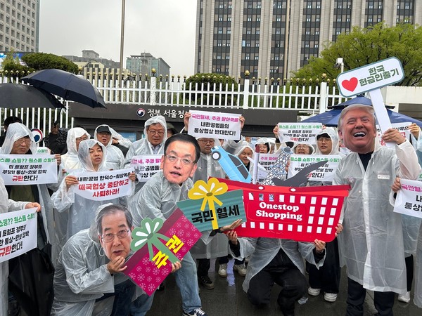 ▲ 한미 간 2+2 고위급 협의를 앞두고 시민단체들이 미국의 통상·안보 압박을 규탄하며 한국 정부의 협상 중단을 촉구하고 나섰다. 사진은 자주통일평화연대와 전국민중행동 등이 22일 오전 서울 정부서울청사 앞에서 기자회견을 진행하는 모습. /뉴시스