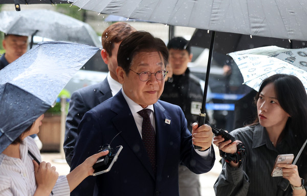 ▲ 이재명 제21대 대통령 선거 더불어민주당 경선 후보가 22일 서울 서초구 서울 서초구 서울중앙지법에서 열린 대장동 배임 및 성남FC 뇌물 의혹 사건 75차 공판에 출석하고 있다. /뉴시스