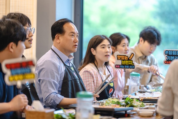 ▲ 이권재 오산시장이 MZ세대 공무원들과 대화를 나누고 있다.