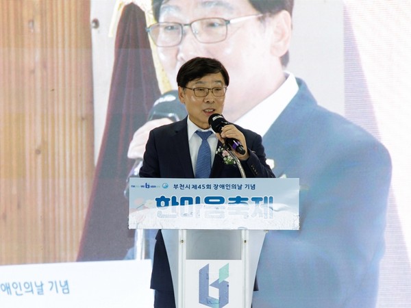 ▲ 김병전 의장이 제45회 장애인의 날 기념 한마음축제에서 축사를 하고 있다.