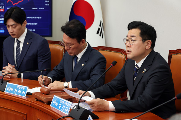 ▲ 박찬대 더불어민주당 대표 직무대행이 23일 서울 여의도 국회에서 열린 최고위원회의에서 발언하고 있다. /뉴시스