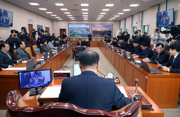 ▲ 맹성규 국회 국토위원장이 16일 서울 여의도 국회에서 12·29 여객기 참사 피해자와 유가족에 대한 2차 가해 방지 및 엄정 대처 촉구 결의안을 안건으로 열린 제420회 국회(임시회) 국토교통위원회 제3차 전체회의에서 안건을 상정하고 있다. /뉴시스