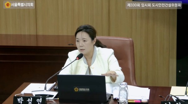 ▲ 박성연 시의원이 제330회 임시회 도시안전건설위원회 재난안전실 업무보고에서 지반침하 예방 등 주요 현안에 대해 질의하고 있다.