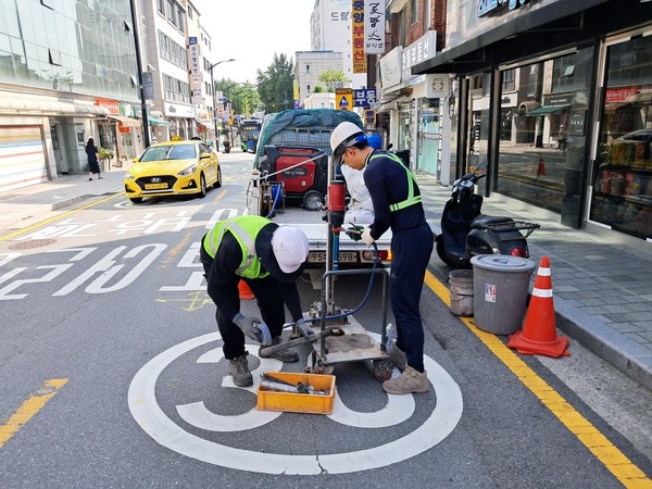 ▲ 성동구가 지반침하 예방을 위한 지표투과레이더 탐사를 실시해 땅 꺼짐 사고를 사전 차단한다. 사진은 공동 발견 구간 천공 작업을 하는 모습.