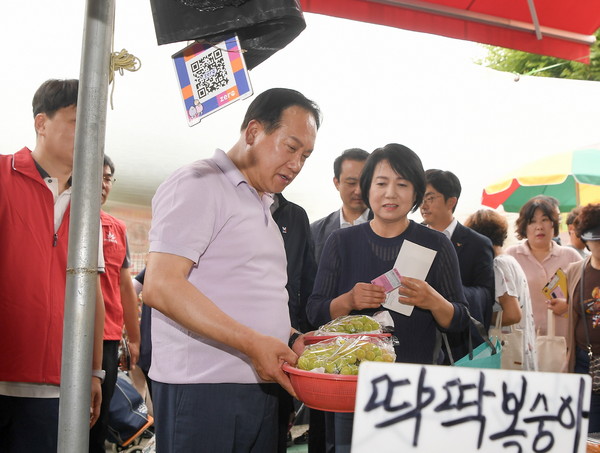 ▲ 지난해 9월 추석맞이 오색시장 장보기 행사를 진행하고 있는 이권재 오산시장.
